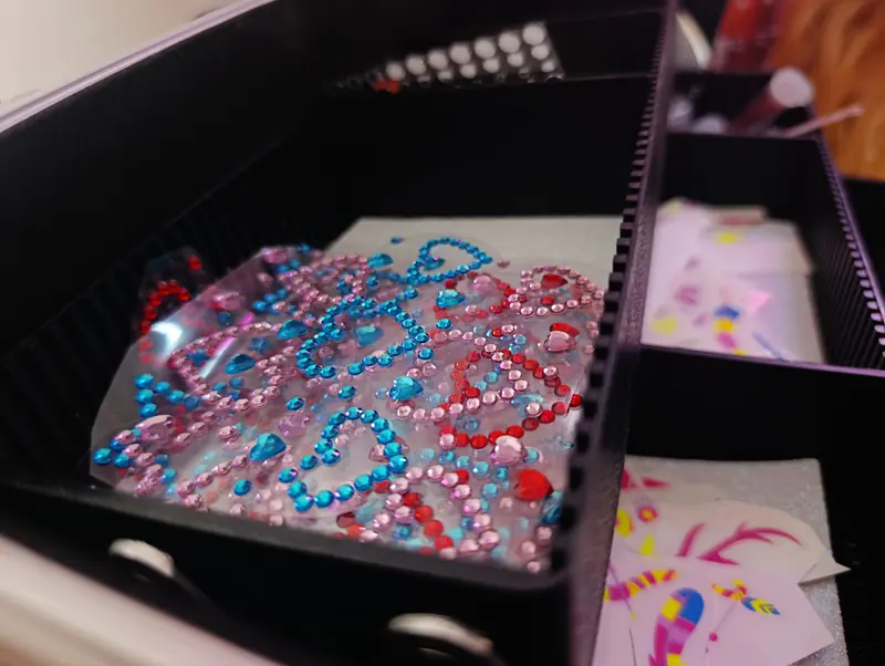 Gemas faciales de colores para el Glitter Bar