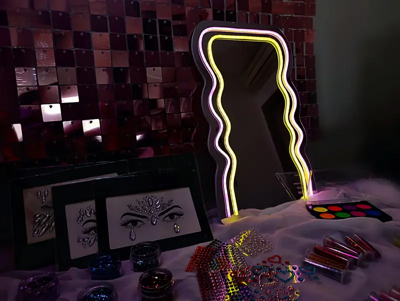 Espejo luminoso y mesa con gemas faciales de un Glitter Bar