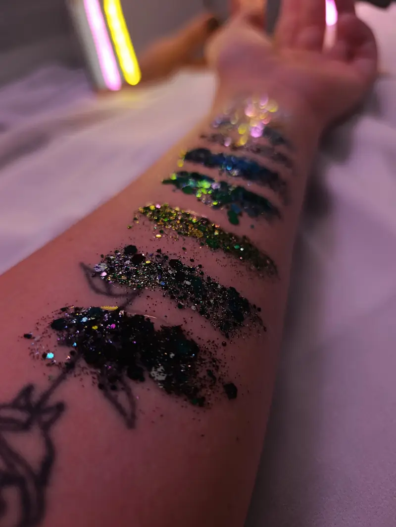 Muestras de purpurina cosmética en el brazo