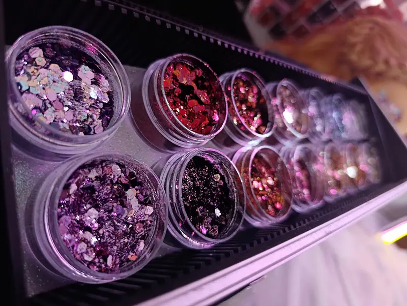 Botes de glitter cosmético de colores y texturas