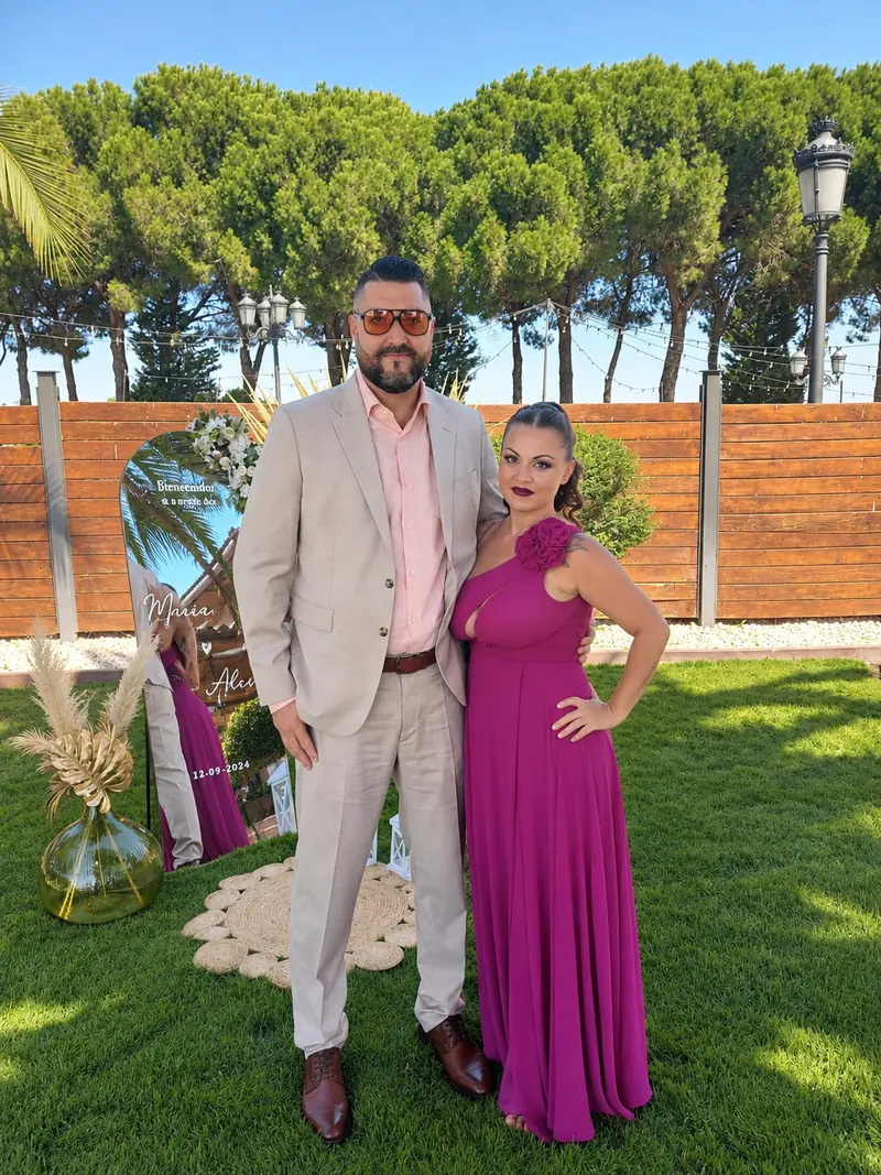 Invitada de boda con vestido fucsia y semirrecogido