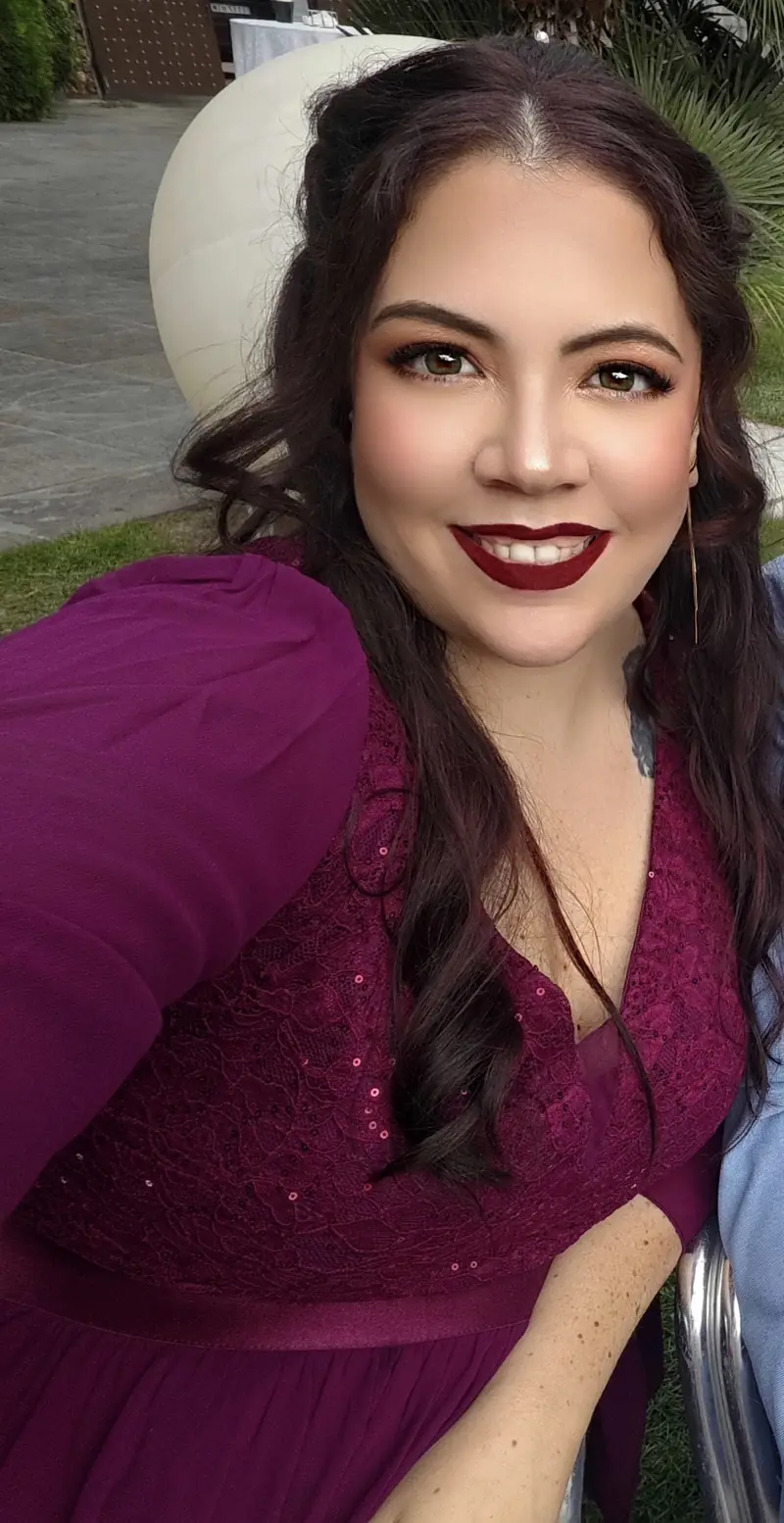 Invitada con labios rojos y ondas