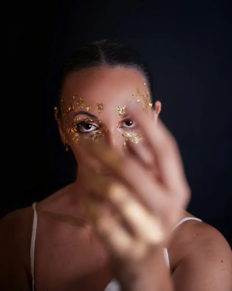 Maquillaje de fantasía dorado para sesión de fotos