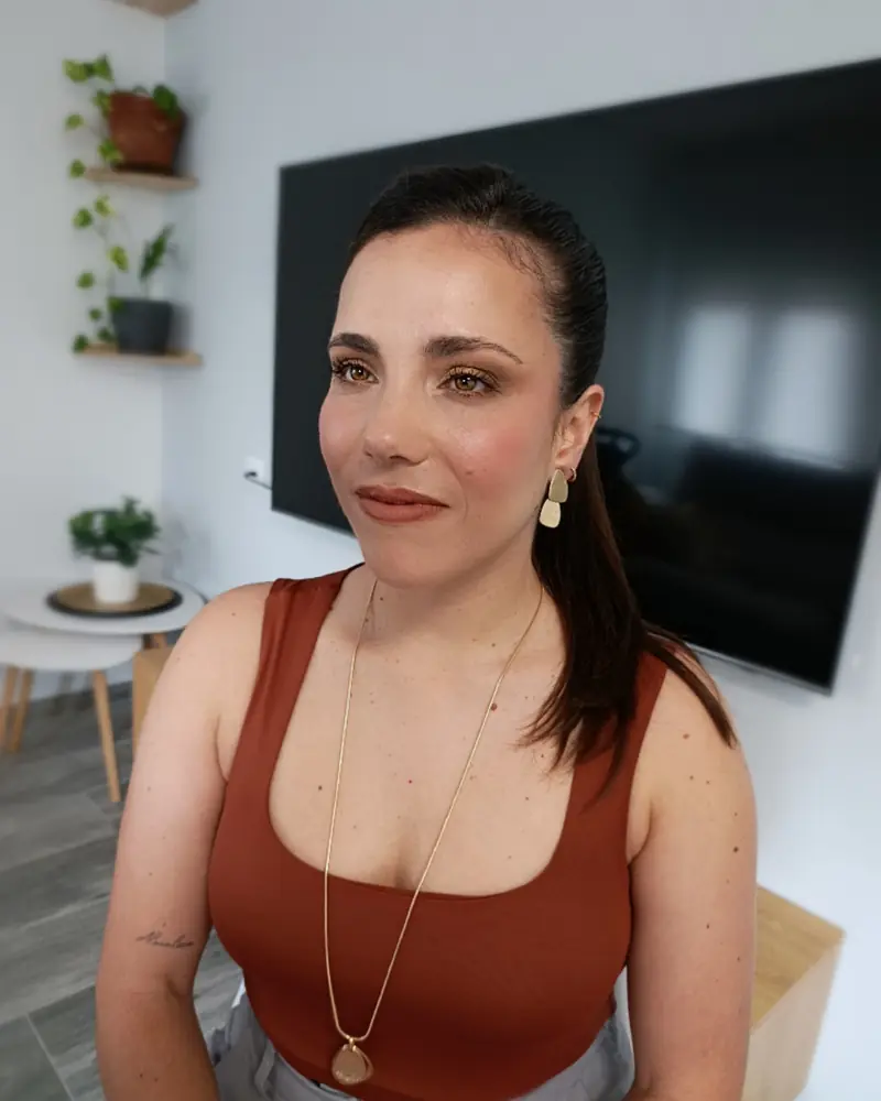 Maquillaje de invitada de boda con coleta pulida