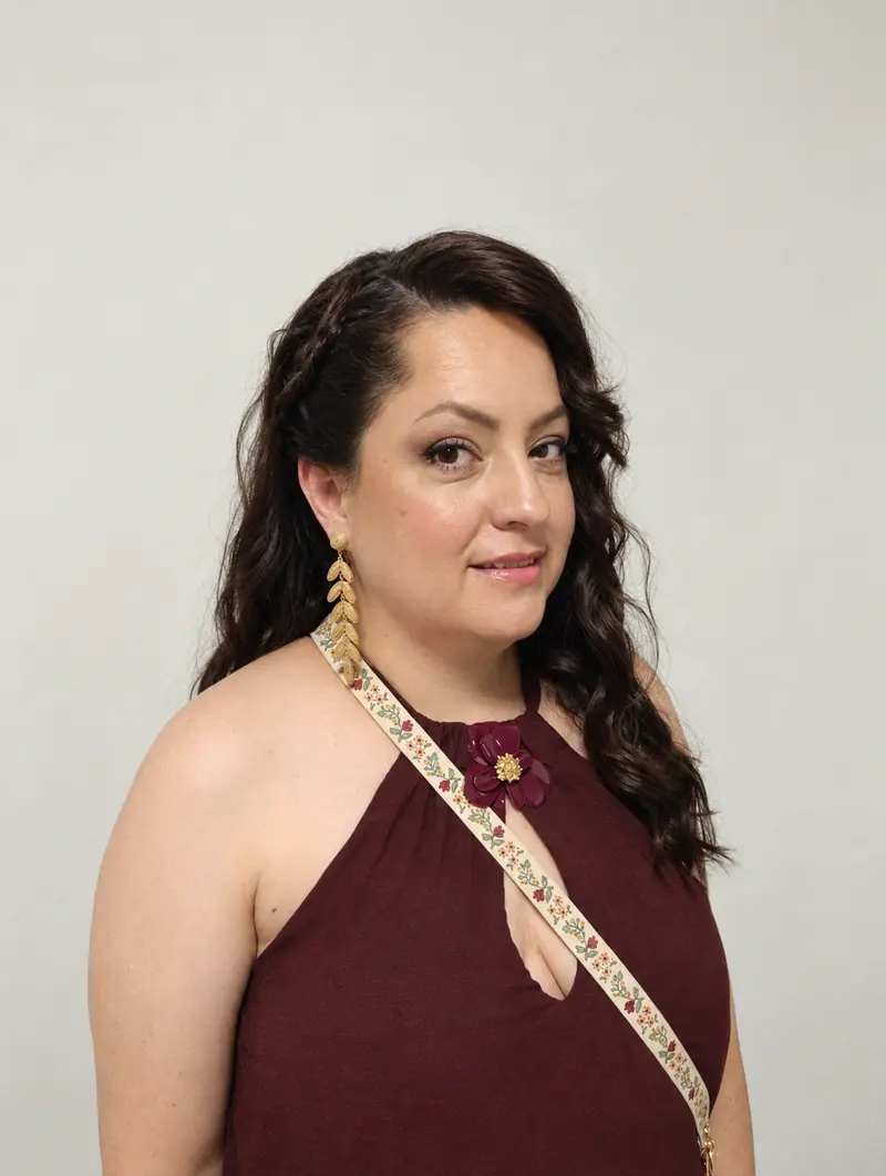 Novia maquillada y peinada a domicilio por Rebeca Sánchez, maquilladora en Bargas
