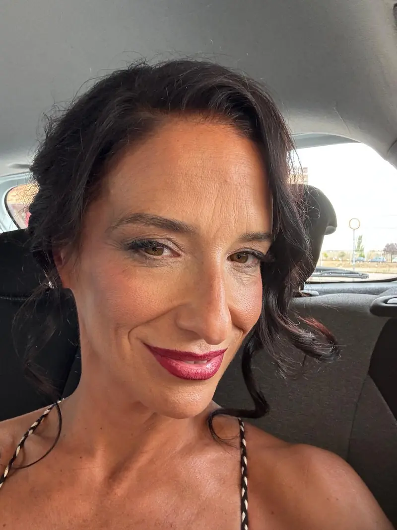 Maquillaje de invitada para boda de tarde con labios intensos