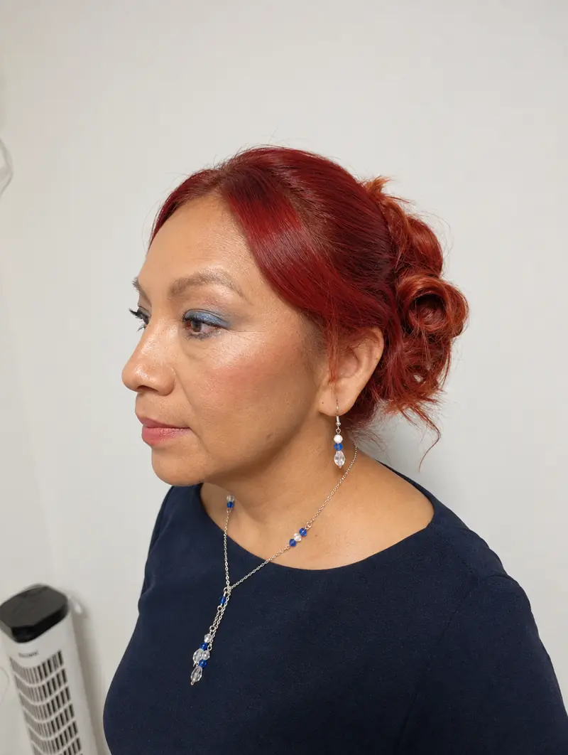 Maquillaje de madrina de perfil con sombra azul