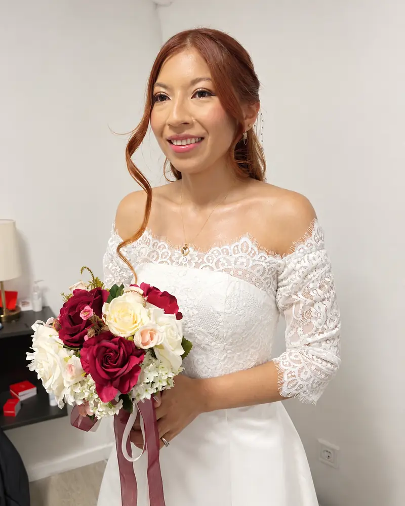 Novia con vestido de encaje y semirrecogido con ondas, maquillaje de novia natural en Madrid