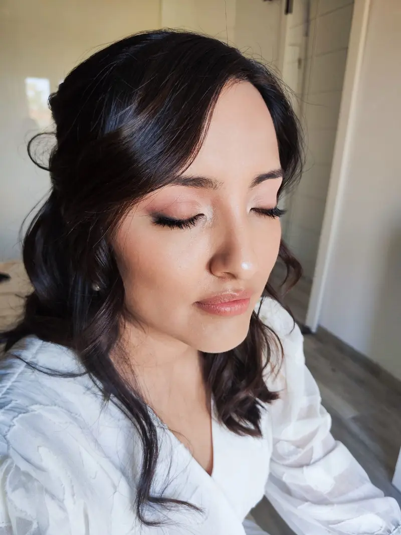 Novia maquillada y peinada a domicilio por Rebeca Sánchez, maquilladora en Loeches