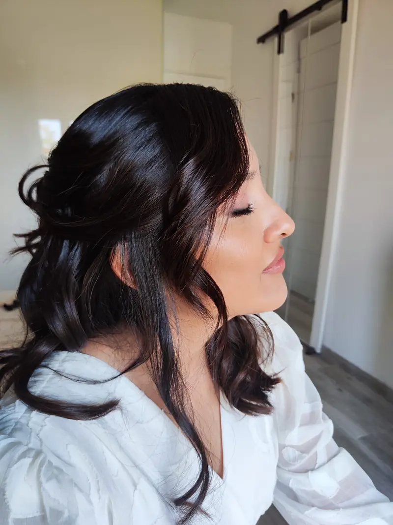 Maquillaje de novia de perfil con pestañas y piel jugosa