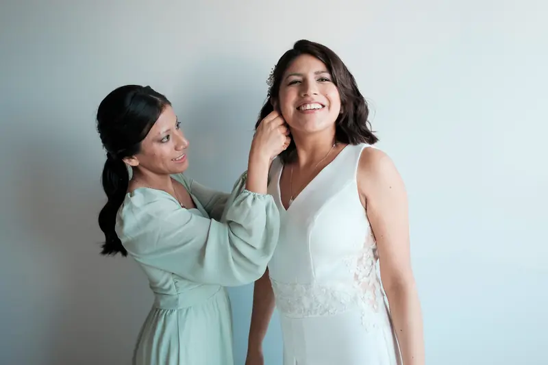 Novia de pelo corto con tocado joya y maquillaje natural