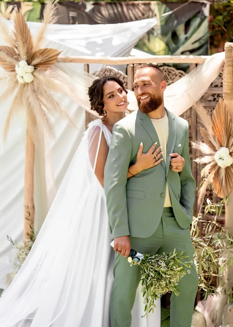 Novios en una boda al aire libre