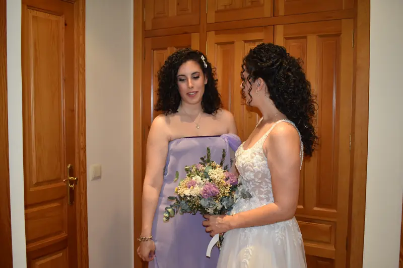 Novia y dama de honor listas antes de salir hacia la ceremonia
