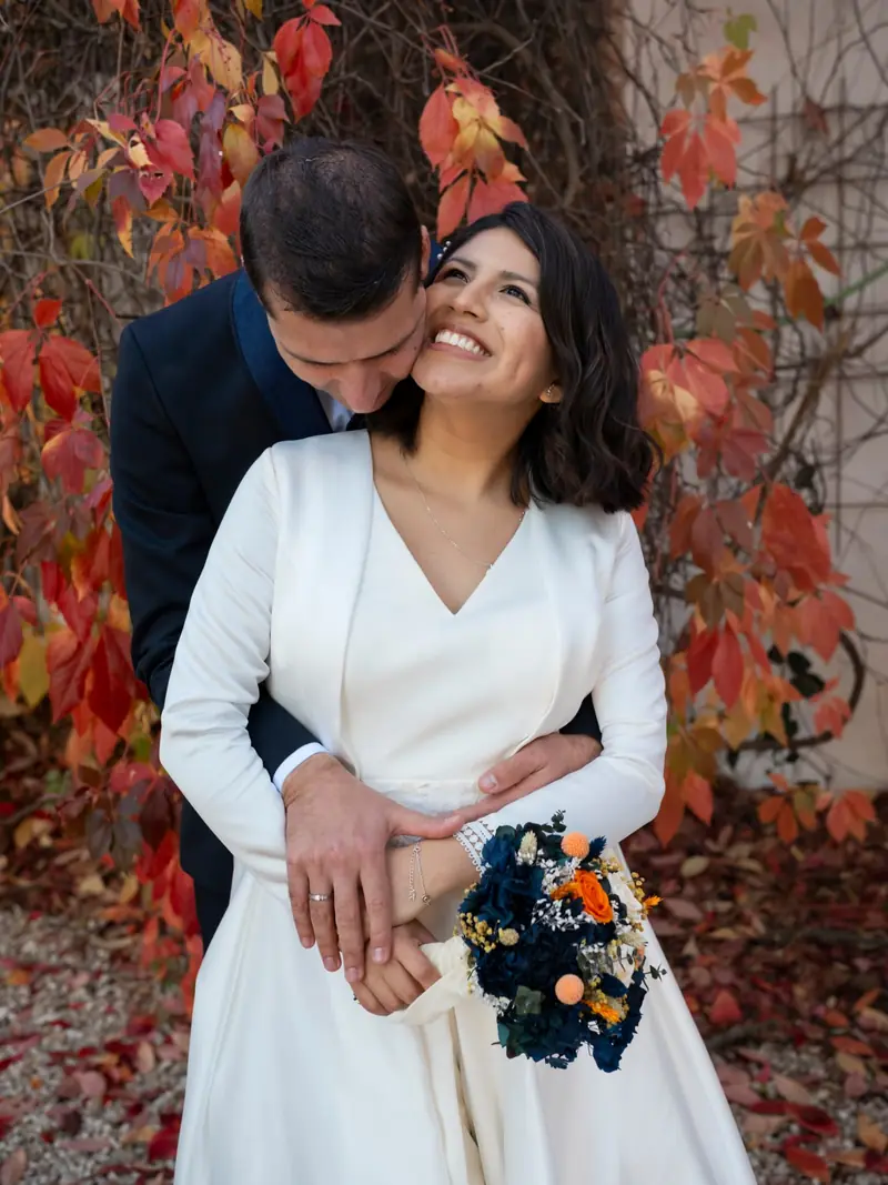 Novia en una boda de otoño con maquillaje luminoso