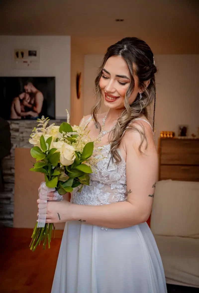 Novia maquillada y peinada a domicilio por Rebeca Sánchez, maquilladora en Carranque
