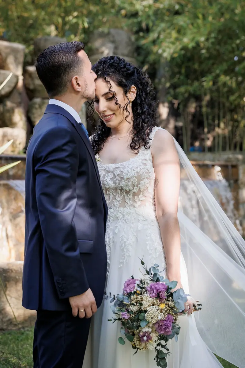 Novia maquillada y peinada a domicilio por Rebeca Sánchez, maquilladora en Móstoles