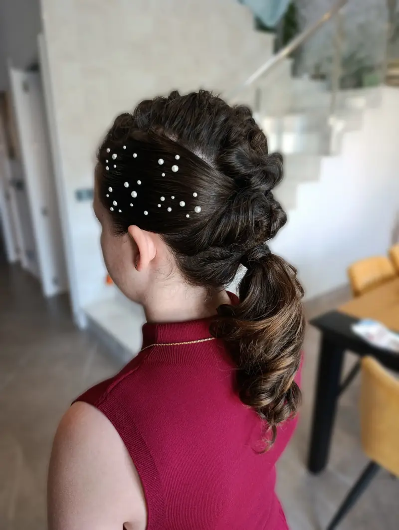 Peinado de comunión con trenzas y perlas, vista de espalda