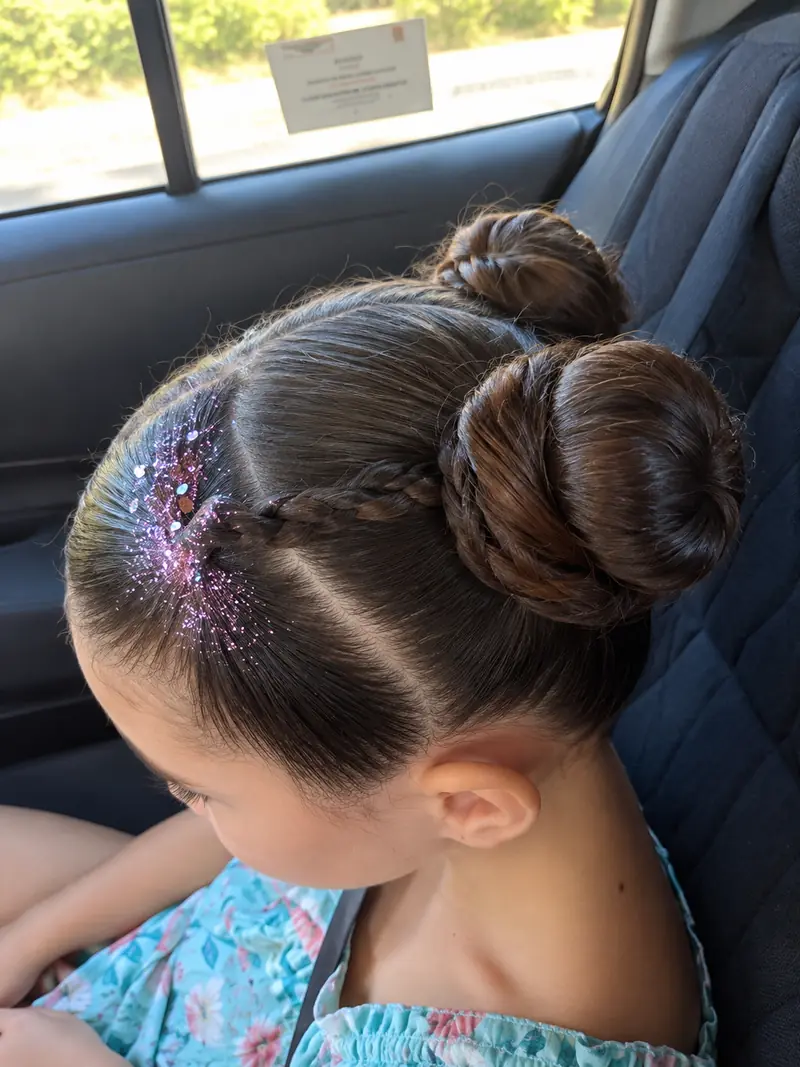 Peinado infantil con moños y purpurina para una celebración