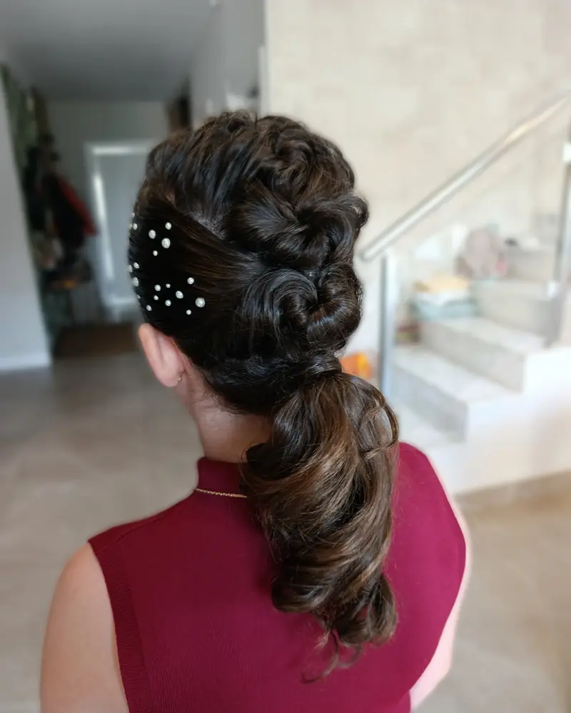 Peinado de madre de comunión con trenzas de volumen y perlas, hecho a domicilio