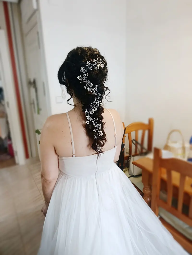 Recogido de novia con trenza y tocado de cristal