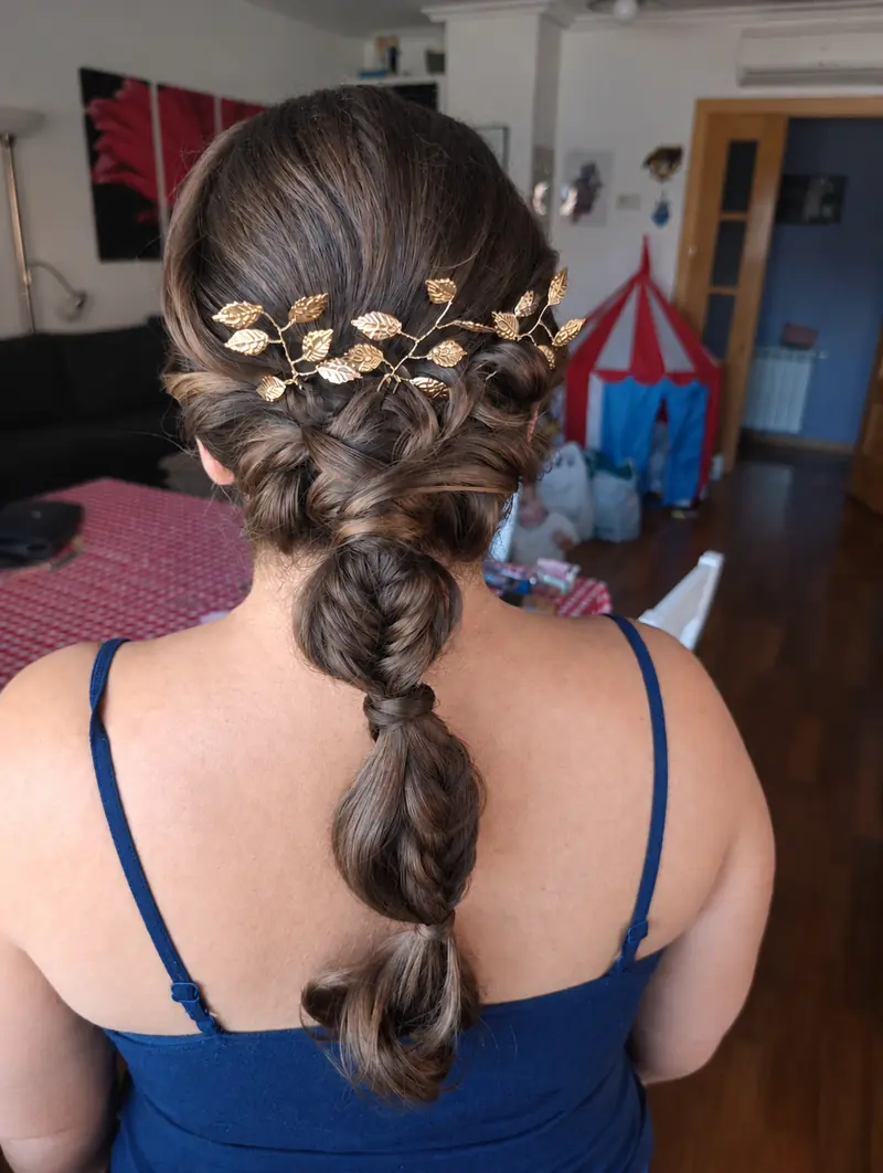 Trenza de invitada con tocado dorado de hojas